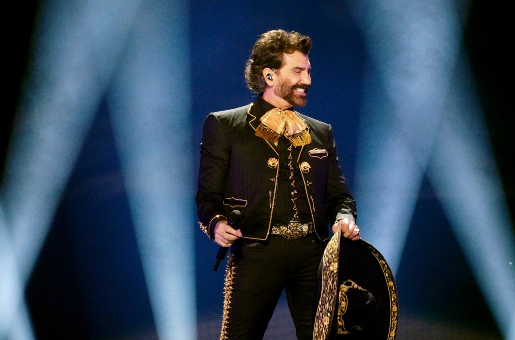 Alejandro Fernandez Donates to Mental Health Support: Best Latin News [Video]