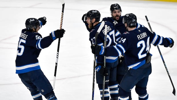 Shutout for Hellebuyck, 2 goals for Ehlers, as Winnipeg Jets even series with Dallas [Video]