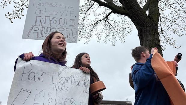 Students push back against Quebec’s plan to fully ban cellphones in schools [Video]