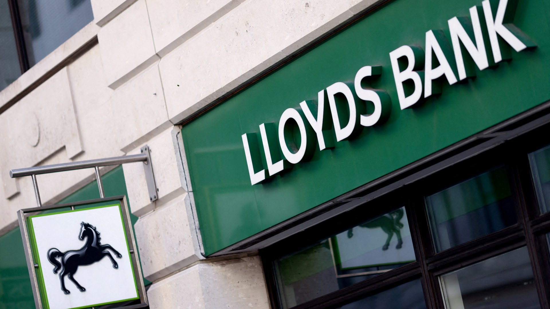 Lloyds, Halifax and Bank of Scotland to shut 18 branches starting in DAYS  see the full list of locations [Video]