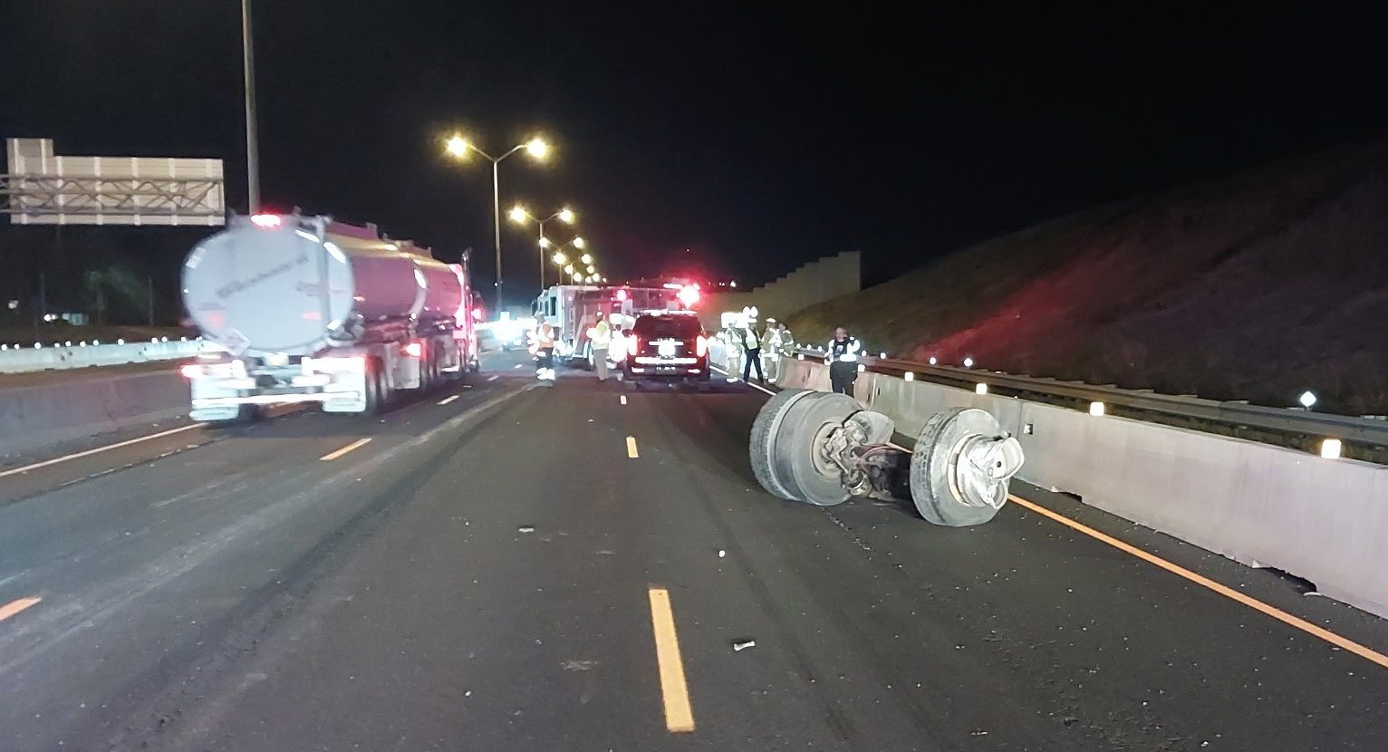 Truck loses axles on major Ontario highway [Video]