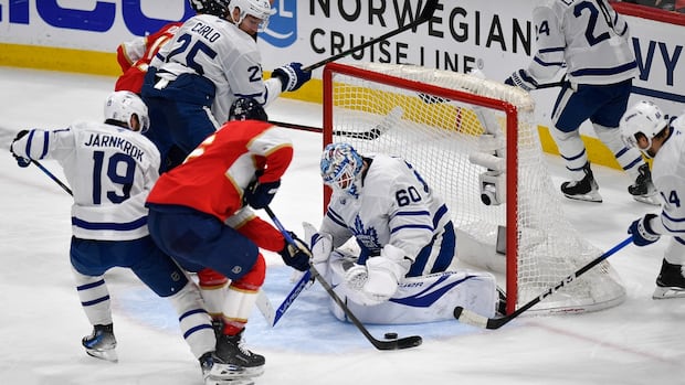 Bobrovsky stops 23 shots, Panthers top Maple Leafs 2-0 in Game 4 and tie series at 2 games apiece [Video]