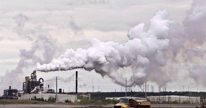 Smith announces freeze to industrial carbon price in Alberta [Video]