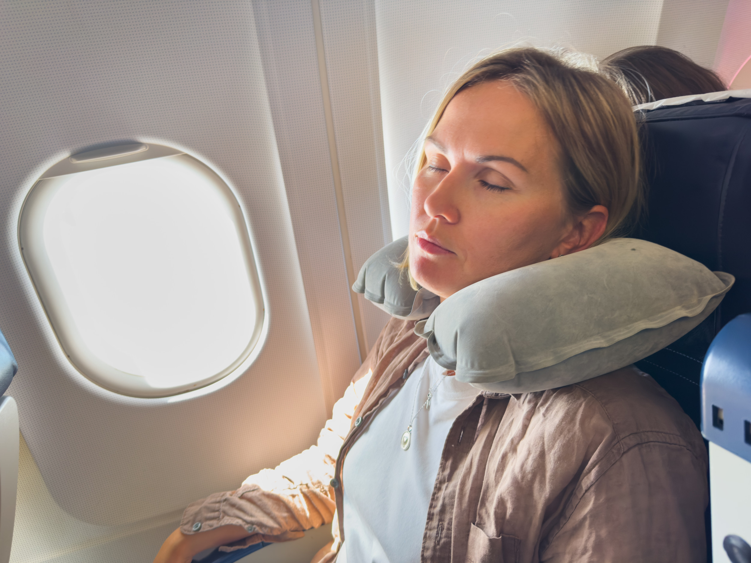 Woman Wakes Up on Plane, Can’t Believe Who Is Sitting Next to Her [Video]