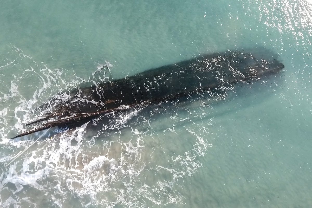 Child with metal detector finds nearly 200-year-old shipwreck [Video]