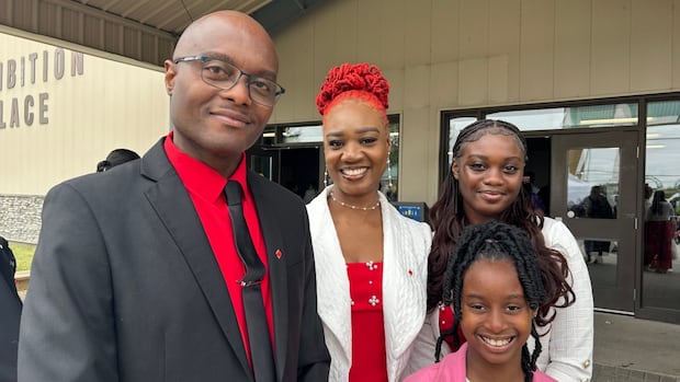New citizens get ‘true Canadian experience’ at Manito Ahbee Festival ceremony [Video]