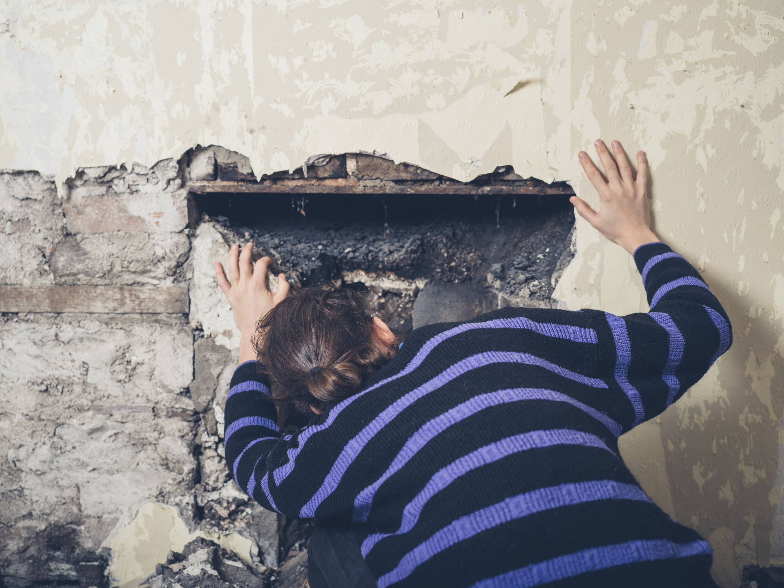 Homeowner Decides To Rip Out WallDiscovers Secret Note Hidden for Decades [Video]