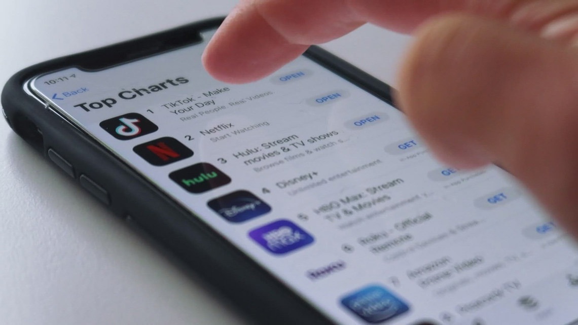STUDY: Excessive screen time linked to elevated anxiety in teens [Video]