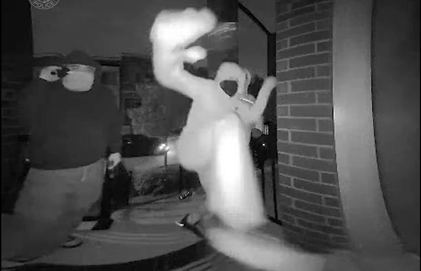 VIDEO: Suspects kick in door during nighttime home invasion in Ontario [Video]