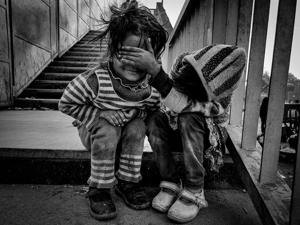 Do poor children grow up to be more trustworthy than rich kids? [Video]