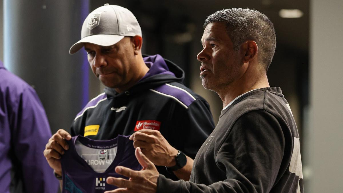 Walyalup (Fremantle) Dockers champion Jeff Farmer delivers First nations jumper to Indigenous stars [Video]