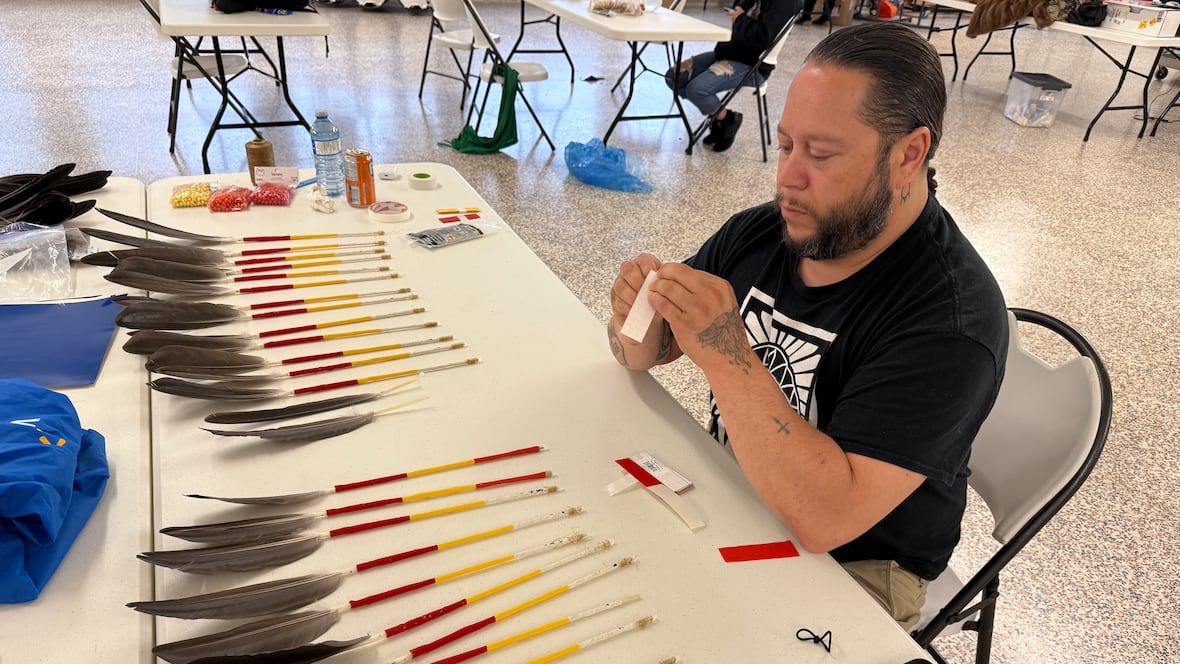 Regalia-making class at Odawa Friendship Centre aims to connect people with their culture [Video]