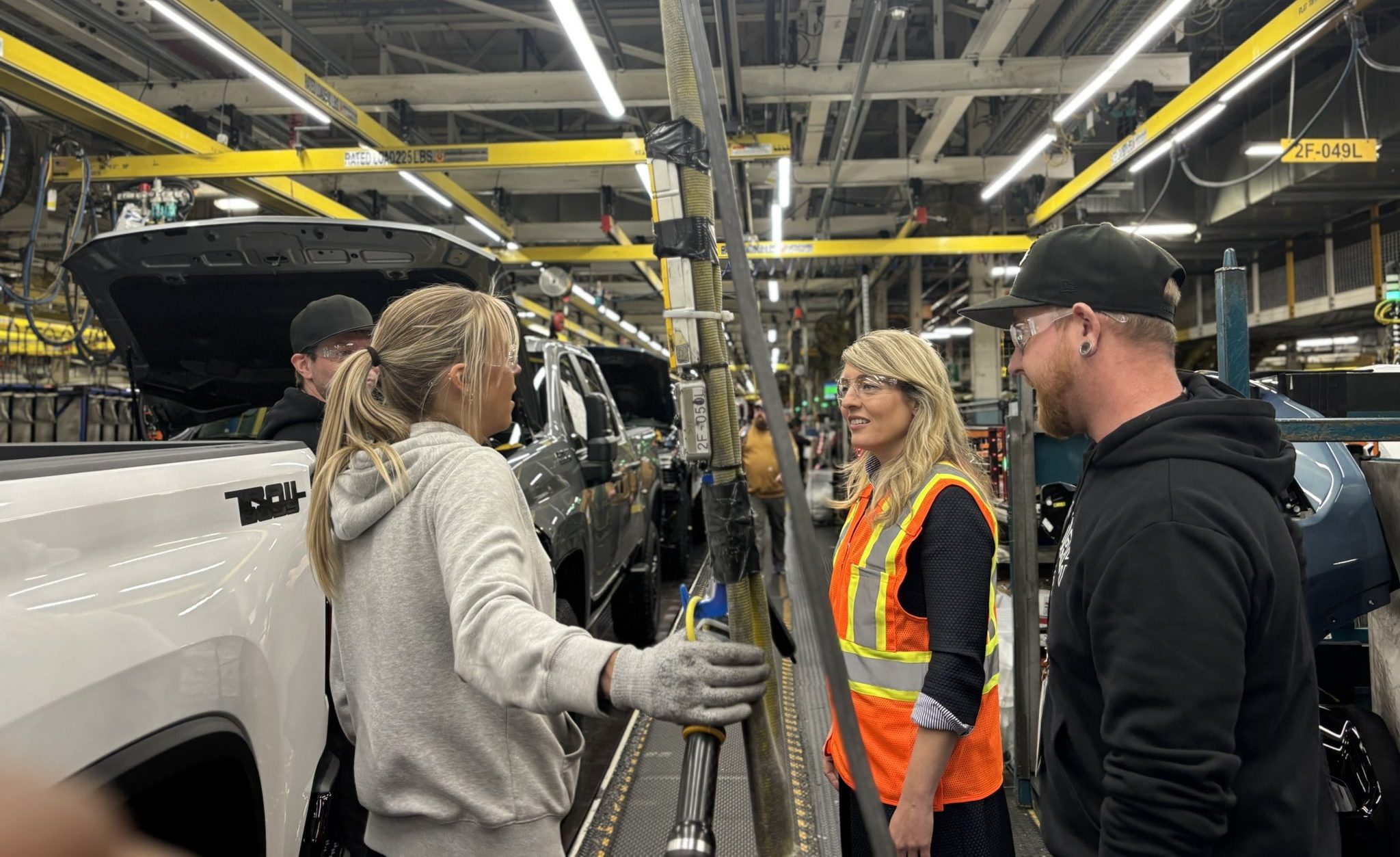 Joly says auto sector under ‘immense pressure’ from U.S. tariffs after Oshawa GM visit [Video]