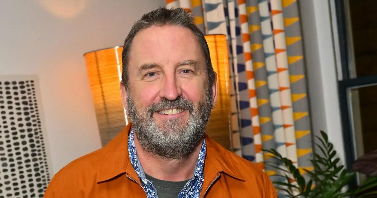 The 1% Club host Lee Mack is unrecognisable without beard in unearthed video