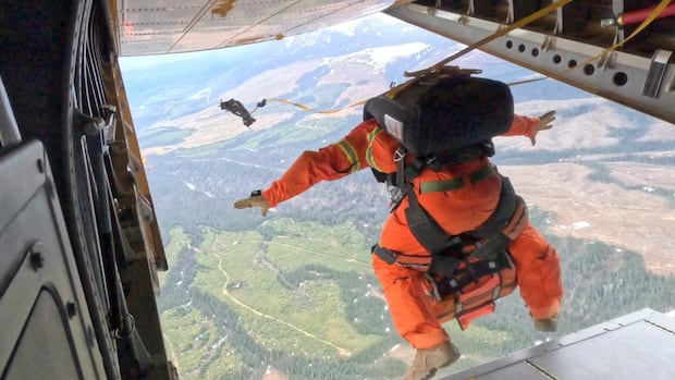 New RCAF plane completes 1st operational parachute rescue deep in B.C. mountains [Video]