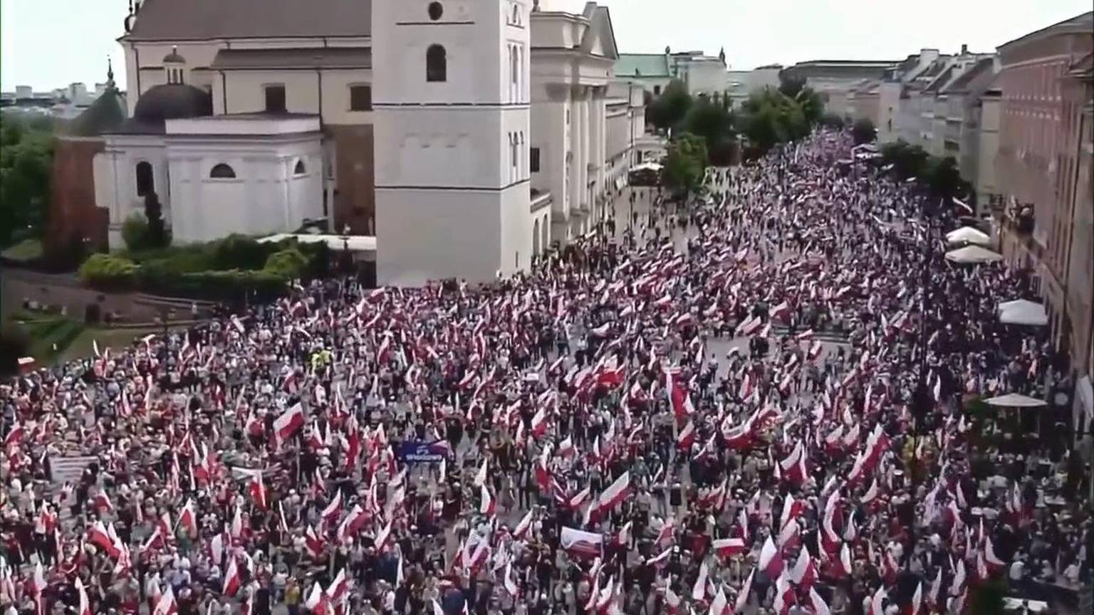 Tens of thousands join rival rallies in Warsaw as Polands presidential runoff nears [Video]