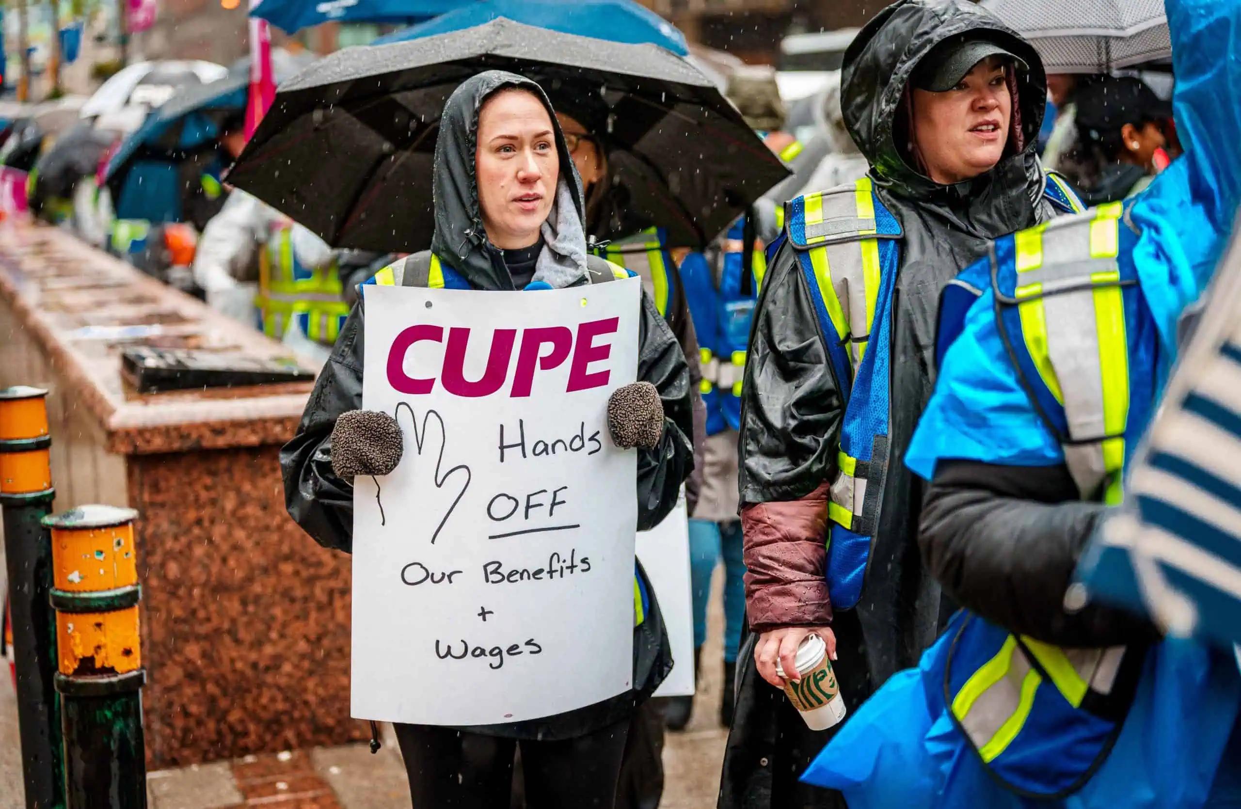 Picket lines for striking WSIB workers reach Ontario Finance Minister’s riding office [Video]
