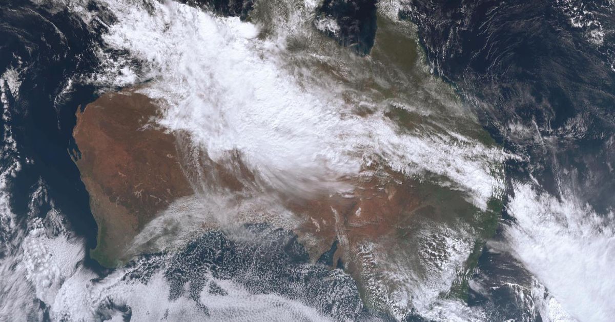 Rainband stretching 3000 kilometres heading to outback [Video]
