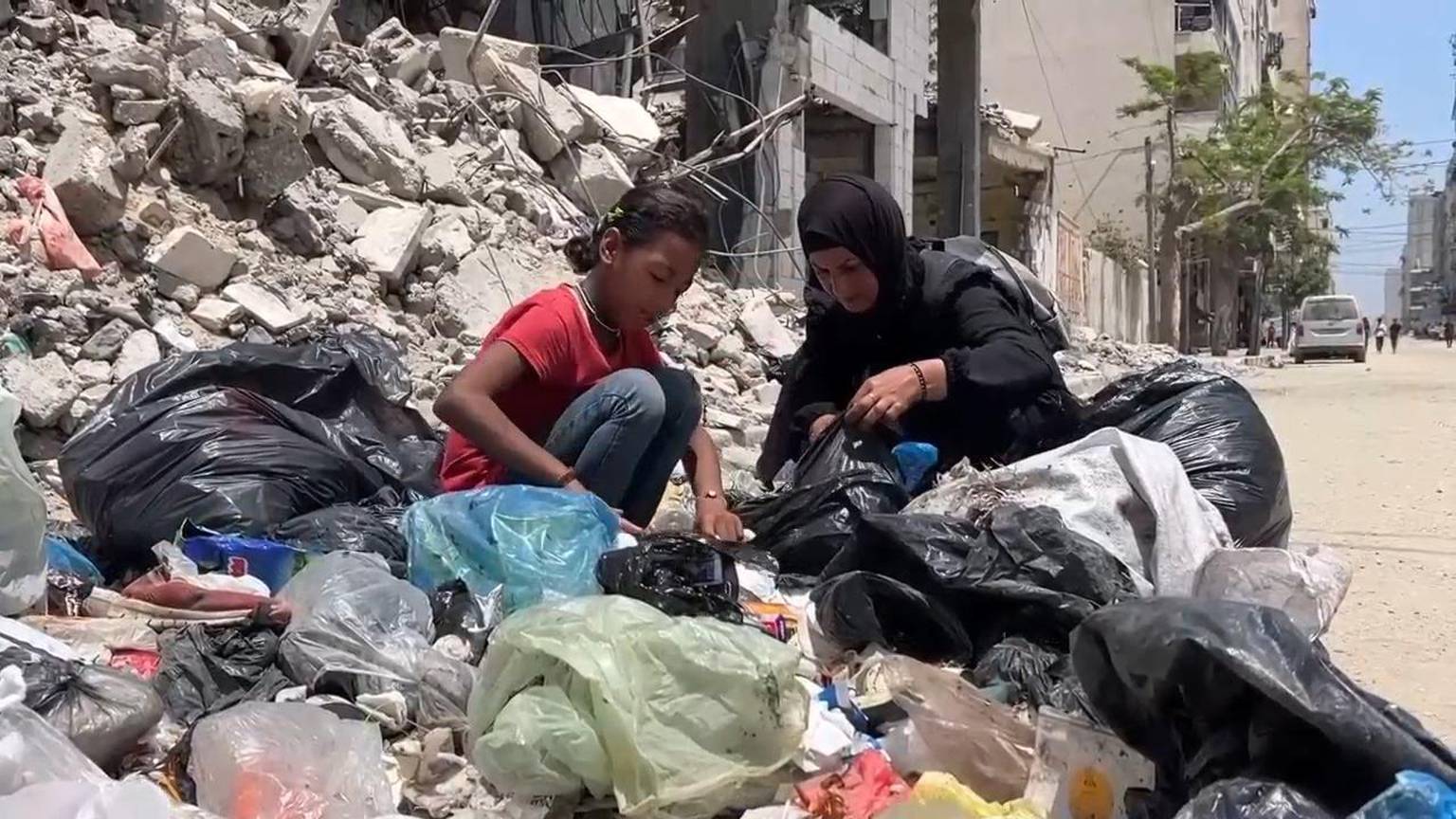 Woman searches garbage for food as Gaza faces famine [Video]