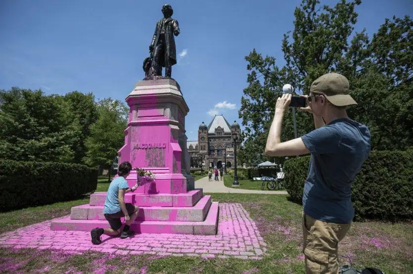 Hoarding covering Sir John A. Macdonald statue at Queen’s Park to be removed [Video]