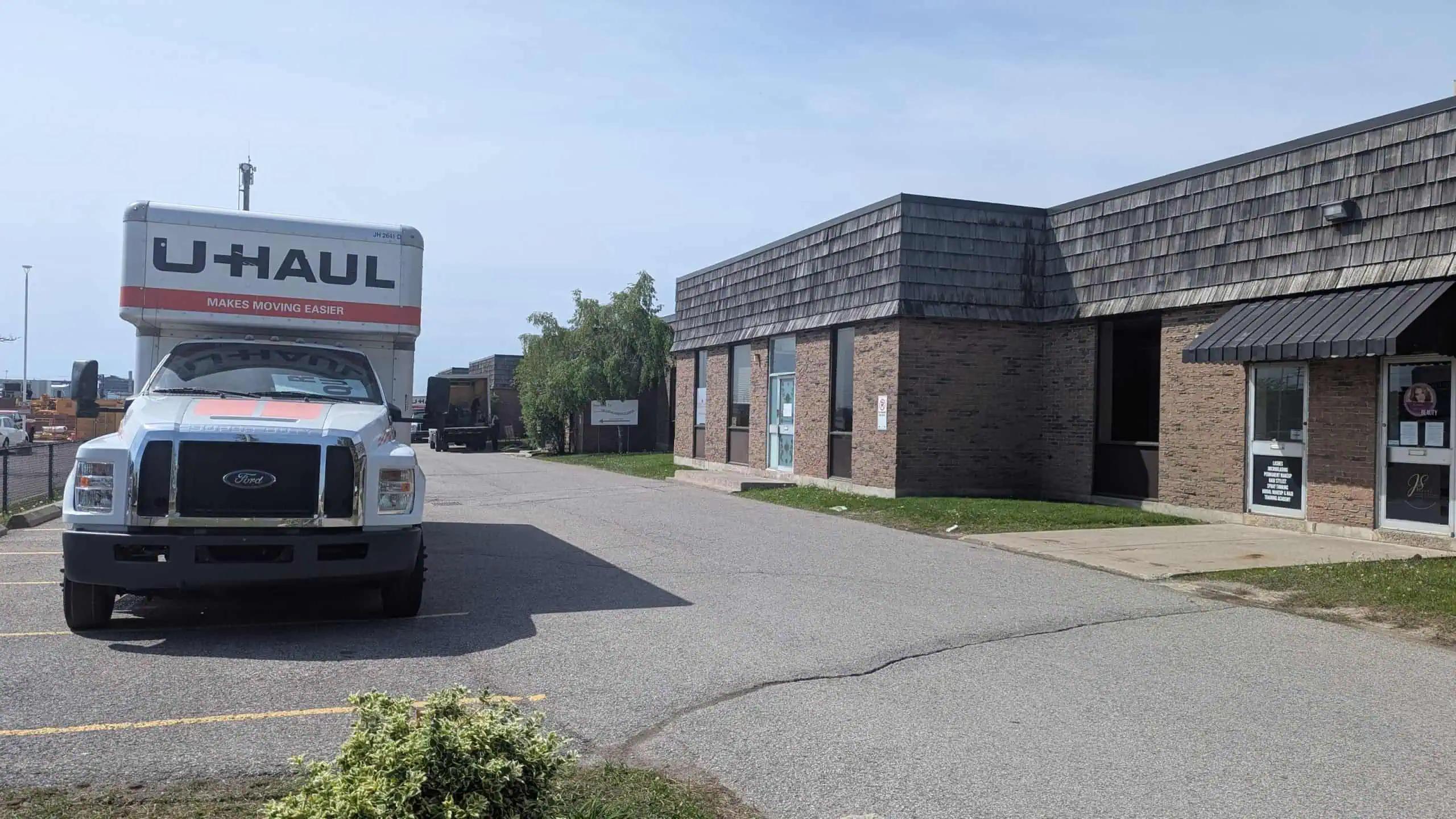 Moving vans, meetings for business tenants caught in legal dispute with landlord in Ontario town [Video]