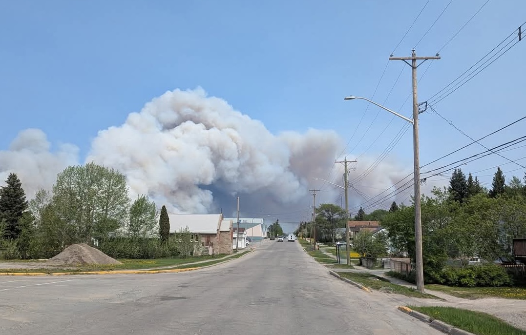 Manitoba declares provincial state of emergency as 17,000 flee fires in north - SteinbachOnline.com [Video]