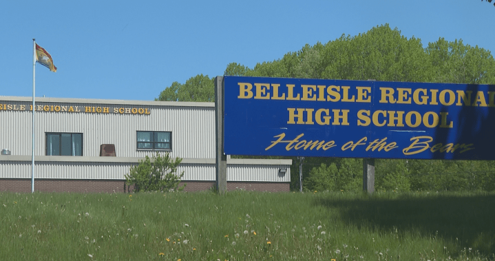 Hundreds sign petition in support of N.B. teen suspended for straight pride shirt – New Brunswick [Video]