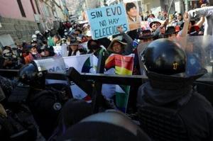 20 detained, officers injured as Morales supporters clash with police in Bolivia [Video]