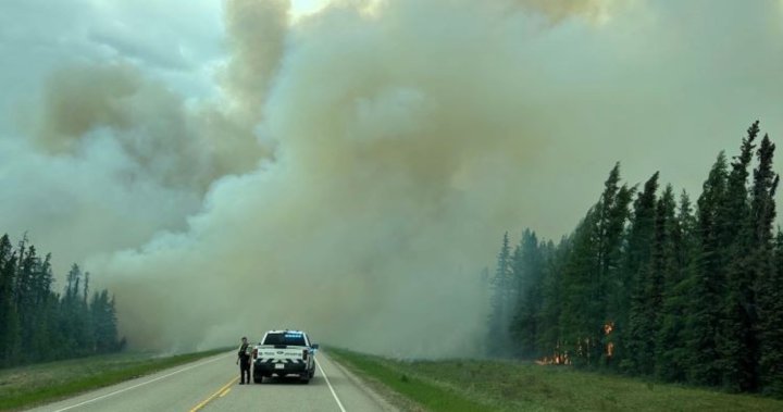 Alberta community of Peers evacuating due to wildfire in Yellowhead County [Video]