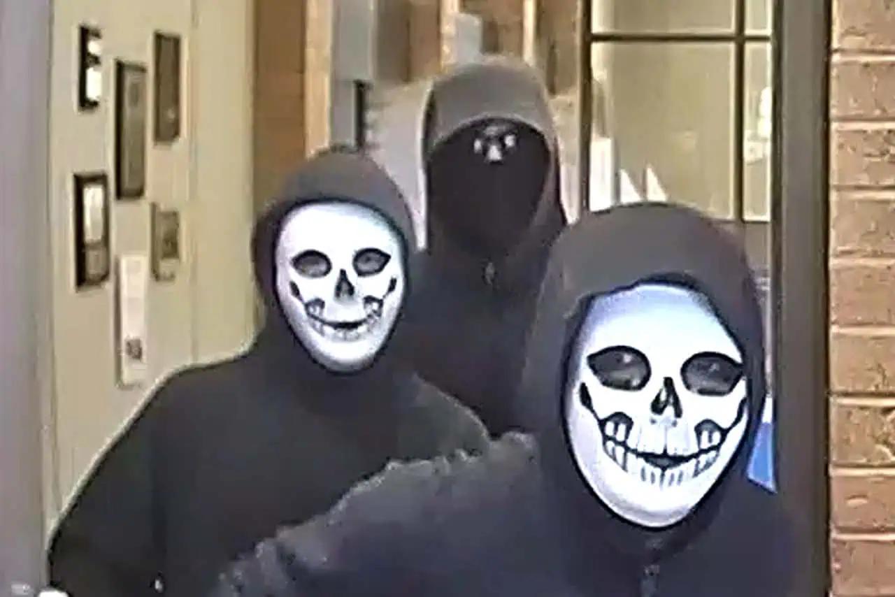 People in skull masks rob a bank at gunpoint in Ontario [Video]