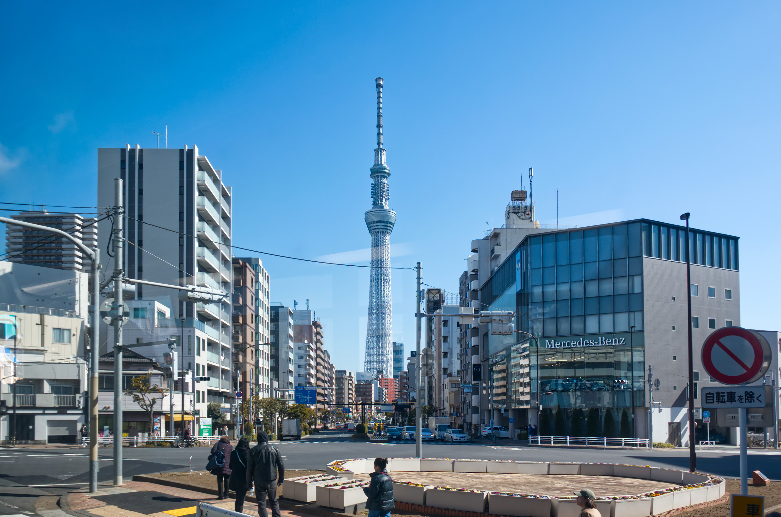 Woman Perplexed by Optical Illusion on Tokyo Street: ‘Glitch in the Matrix’ [Video]