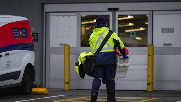 Canada Post asks Ottawa to force postal workers’ union to vote on ‘final offers’ [Video]