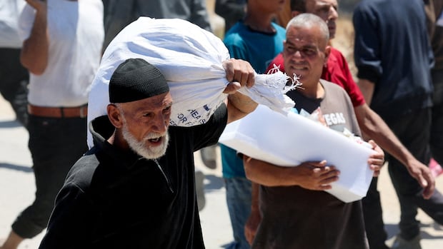 New Gaza aid distribution backed by Israel, U.S. met with chaos, gunfire in its 1st week [Video]
