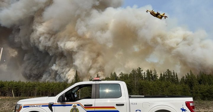 Firefighters hold back blaze in Manitoba as Saskatchewan hamlet now under alert [Video]