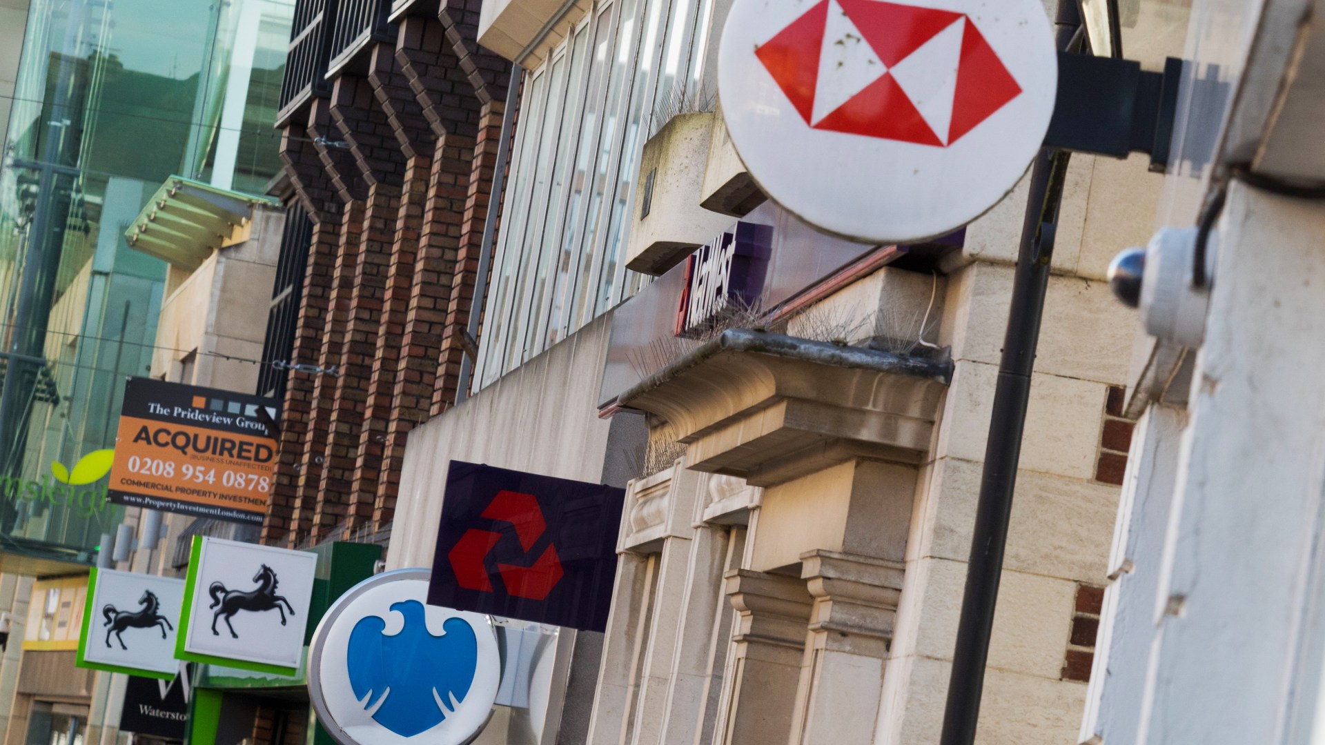 Major British bank with 23million customers is axing NINE branches in just days - is one going near you? [Video]