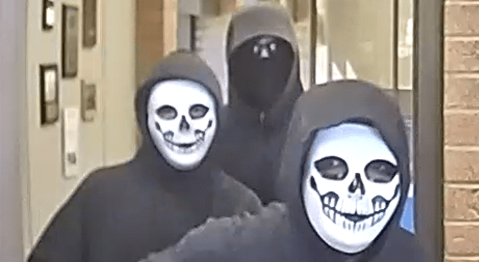 Armed, masked men rob bank in Ontario, police search for 3 suspects [Video]