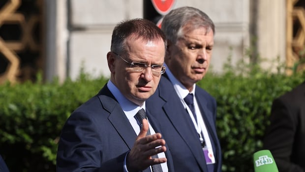 Russia, Ukraine agree to return thousands of war dead in brief peace talks [Video]