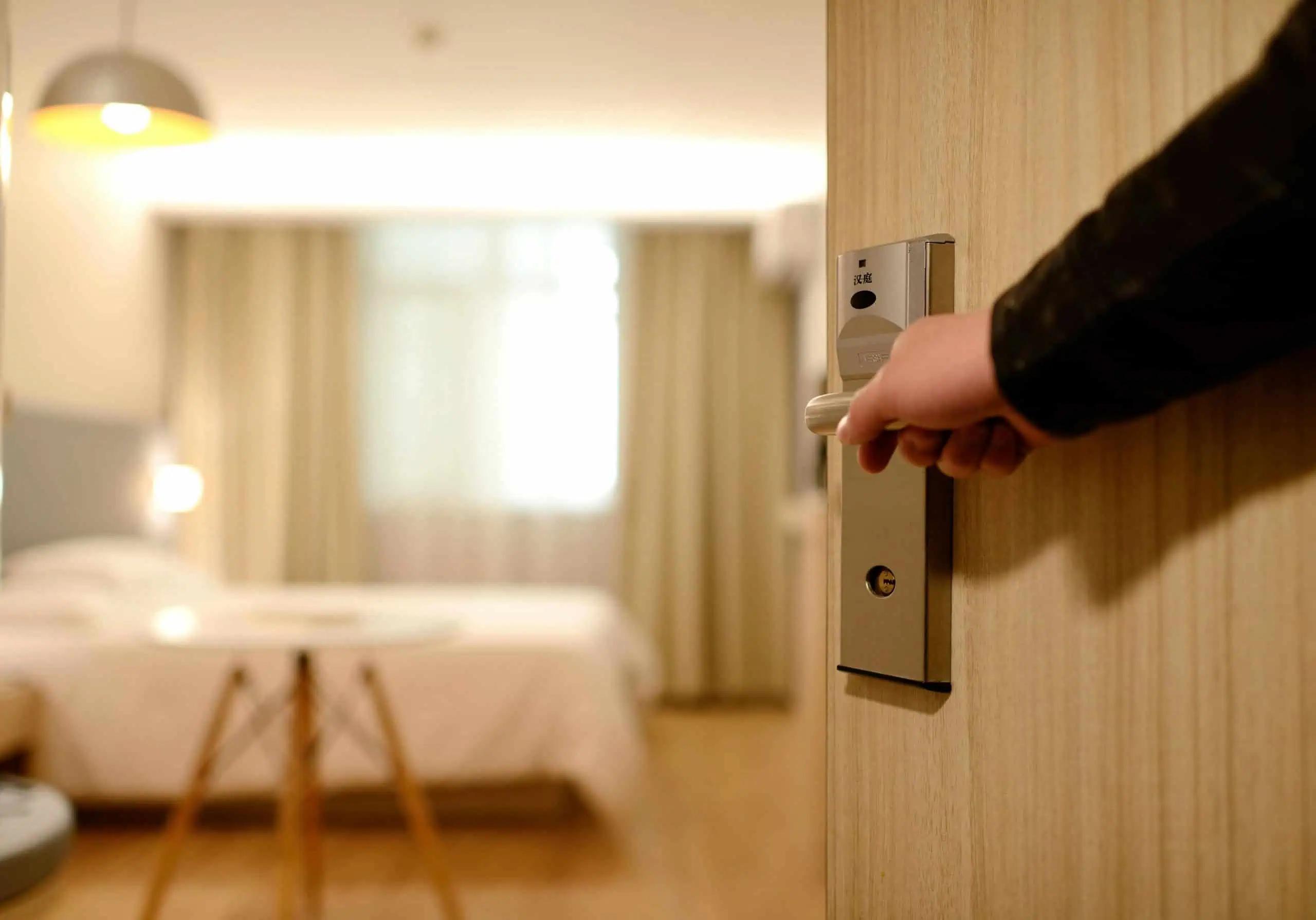 Workers strike at popular hotel chain location in Ontario [Video]