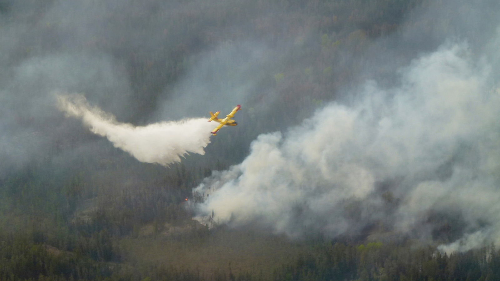 Thousands evacuated in 3 provinces as Canadian wildfires threaten air quality into some US states, officials say [Video]