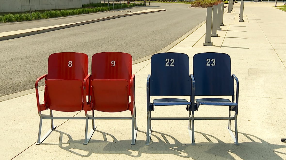 You can now enter a draw to buy a seat from the former Robert-Guertin arena [Video]