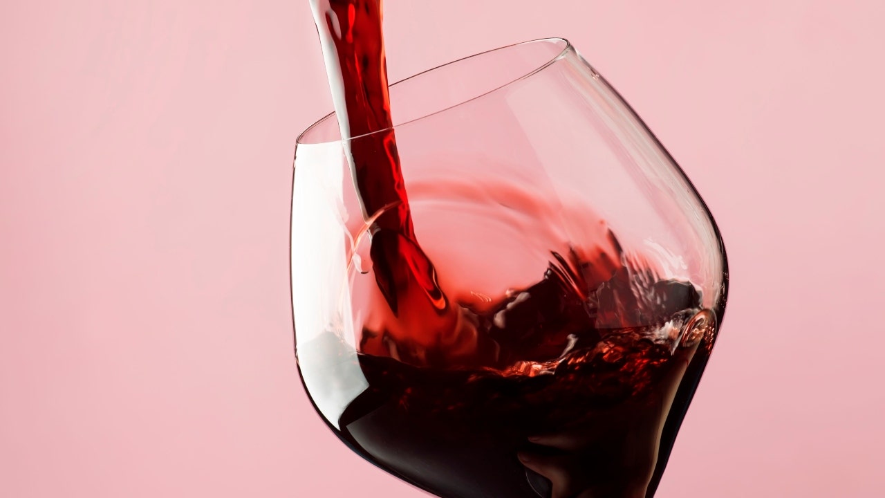 Experts identify dry red wine and clear liquor as the least harmful alcoholic drinks [Video]