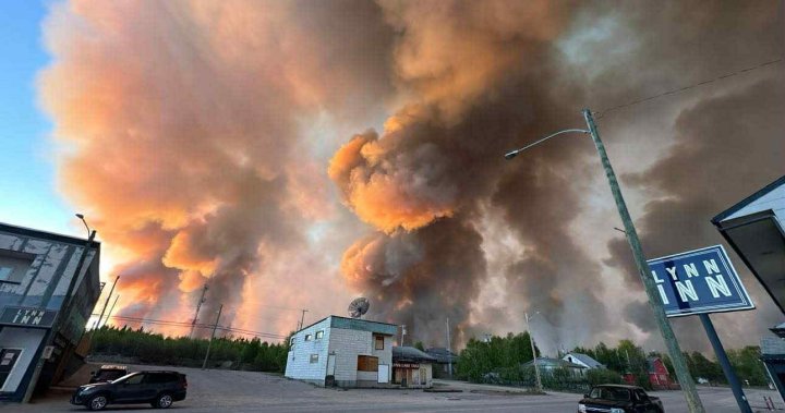 Dangerous time: Some Manitobans return home, others flee flames as wildfires continue [Video]