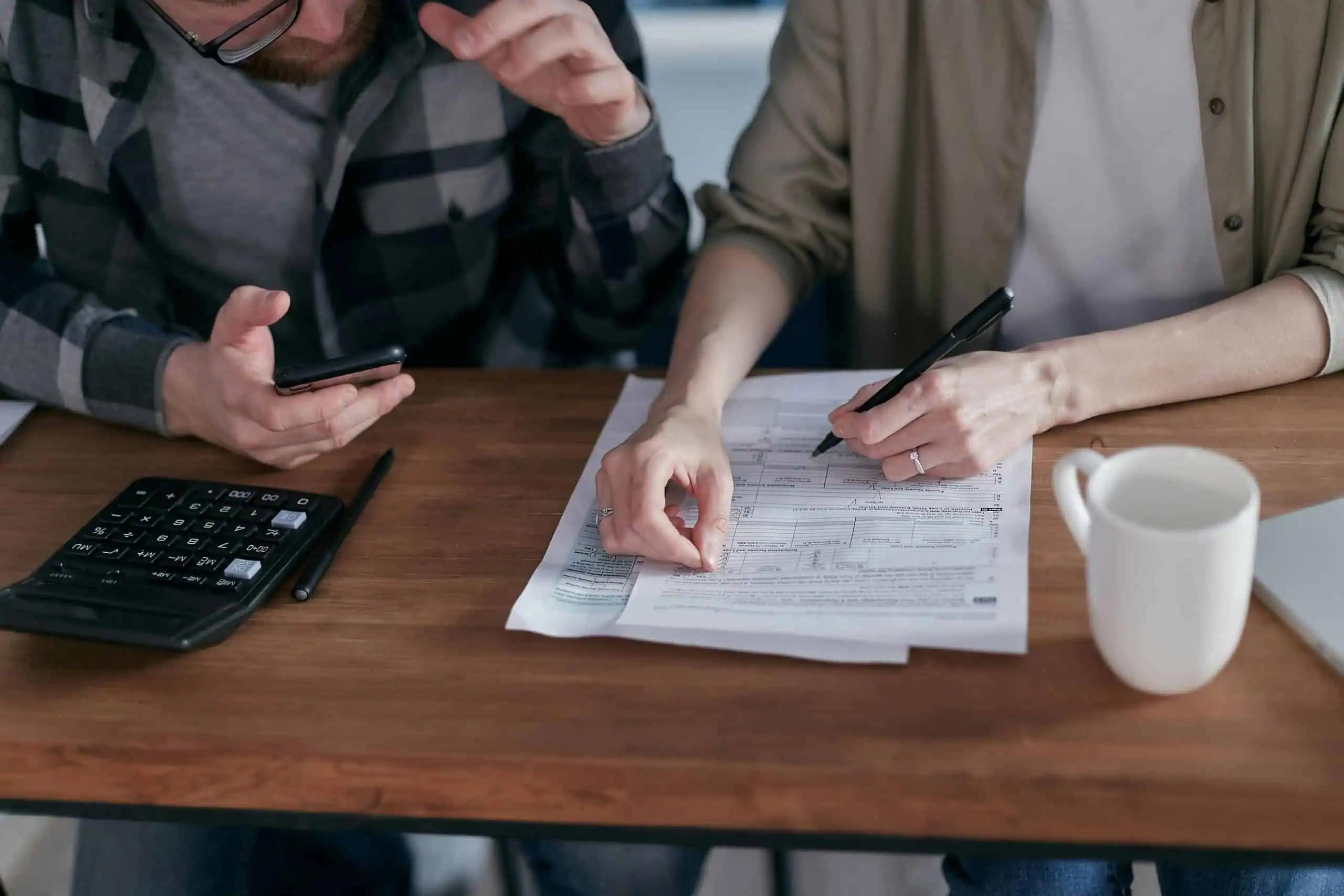 Most Canadians struggling to cut costs ahead of high mortgage payments, survey says [Video]