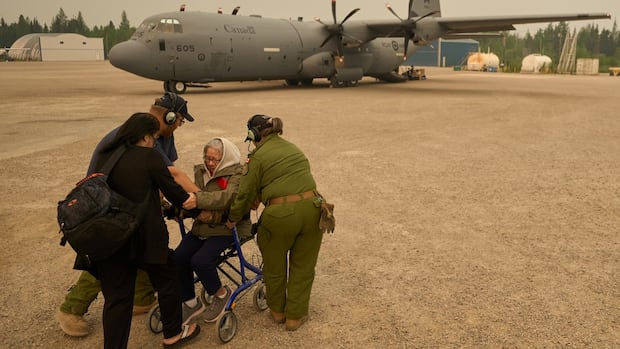 As wildfires rage across the country, how can Canadians help evacuees? [Video]