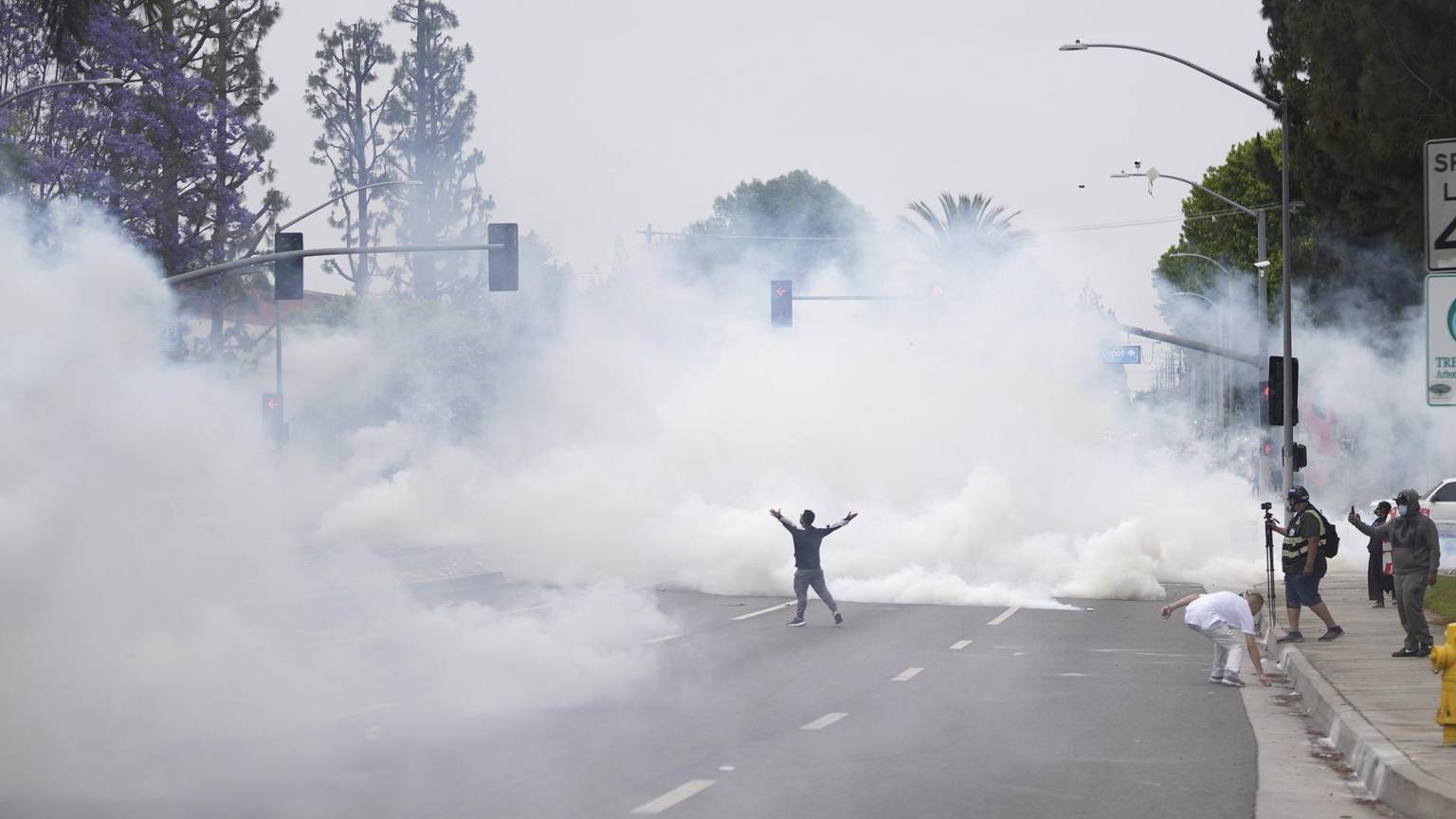 Protesters clash with federal authorities during immigration raid in California [Video]