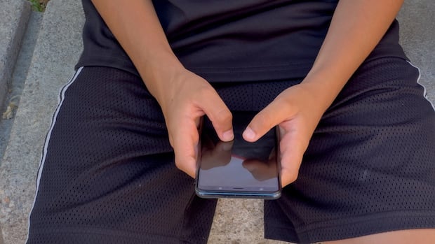 A for effort: First year of cellphone bans in Canadian schools gets mostly positive marks [Video]