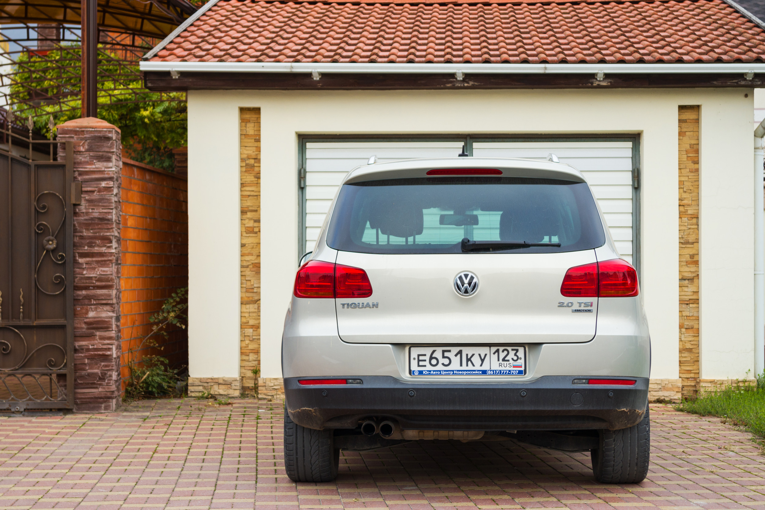 Homeowner Has 10-Year Problem with Driveway, Internet Has Wild Solutions [Video]