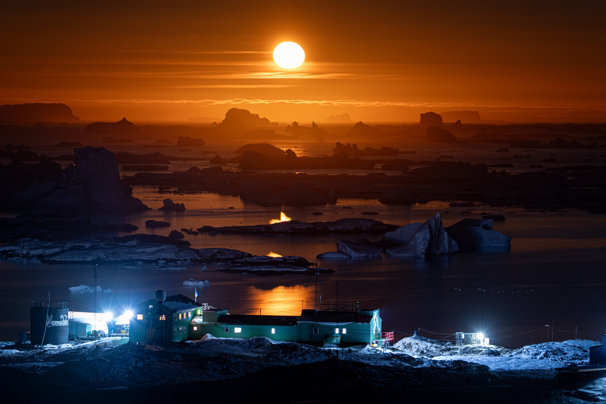 What Woman in Antarctica Does for Sunlight Fascinates Internet [Video]