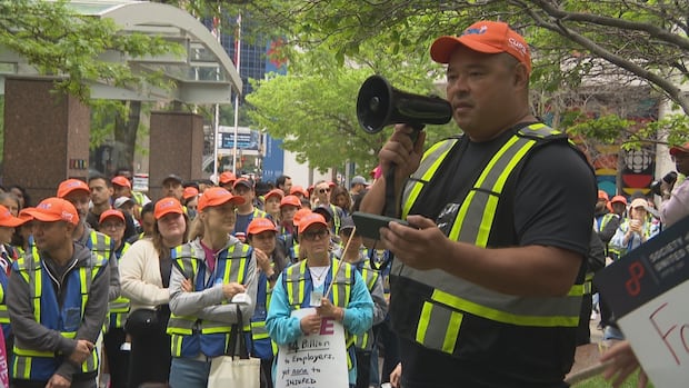 Hundreds of striking WSIB workers rally in downtown Toronto after talks break down [Video]