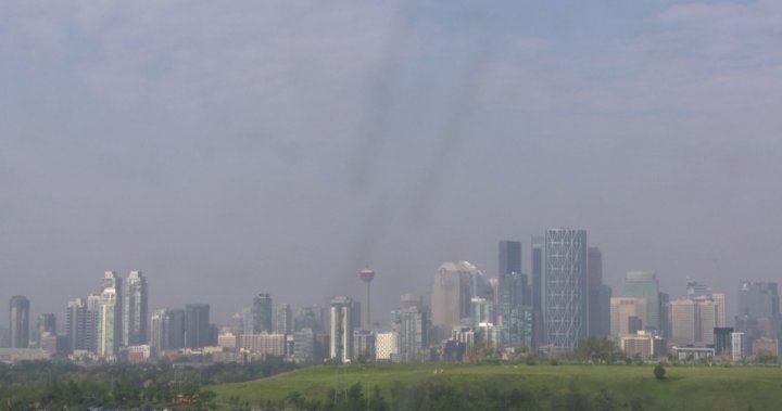 Wildfire smoke continues to cause air quality issues in many parts of Alberta [Video]